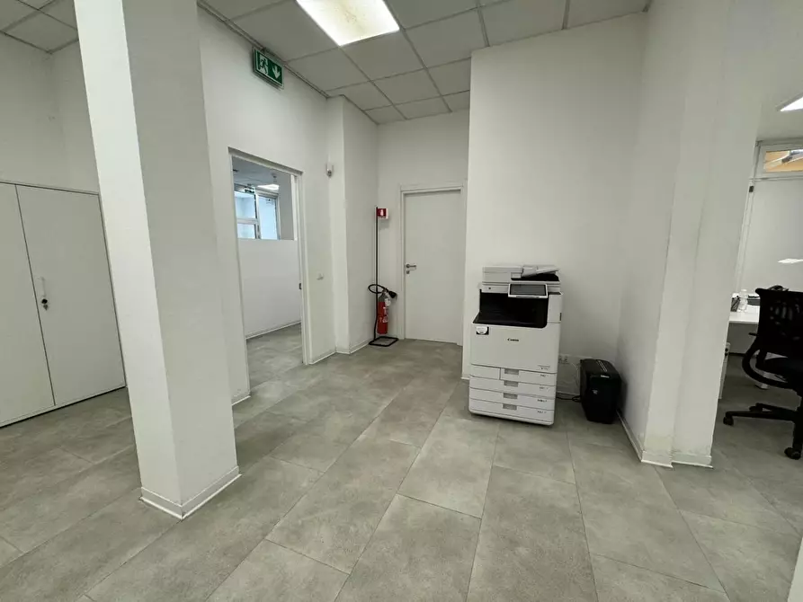 Immagine 3 di Locale commerciale in affitto  a Pontedera