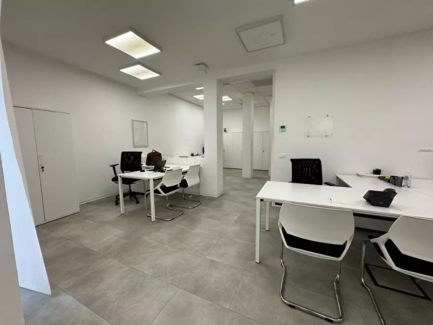 Immagine 8 di Locale commerciale in affitto  a Pontedera