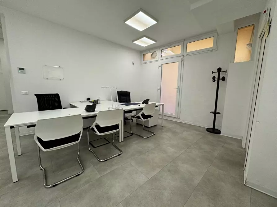 Immagine 9 di Locale commerciale in affitto  a Pontedera