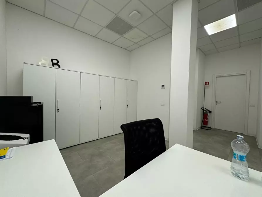 Immagine 10 di Locale commerciale in affitto  a Pontedera