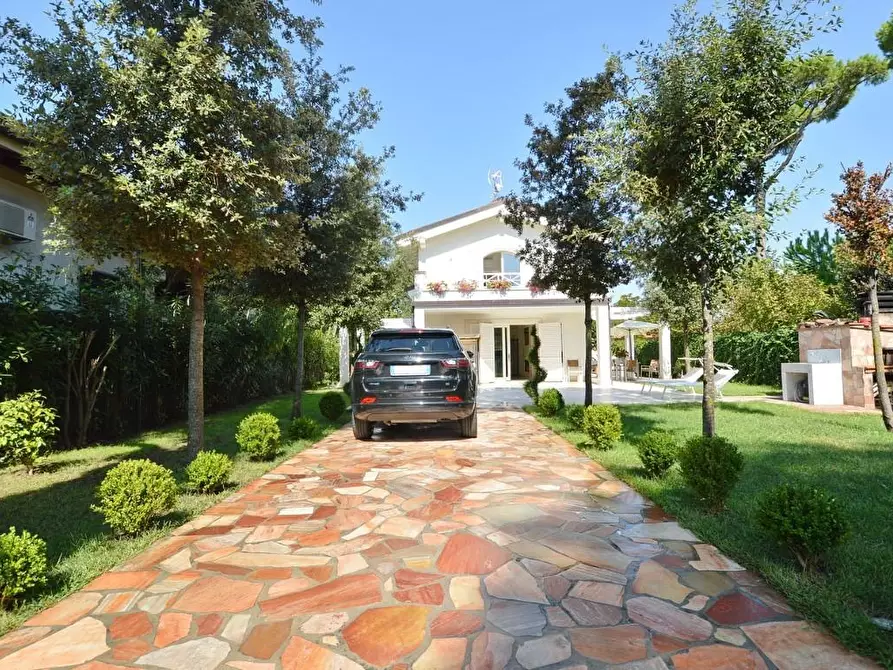 Immagine 4 di Villa in vendita  a Forte Dei Marmi