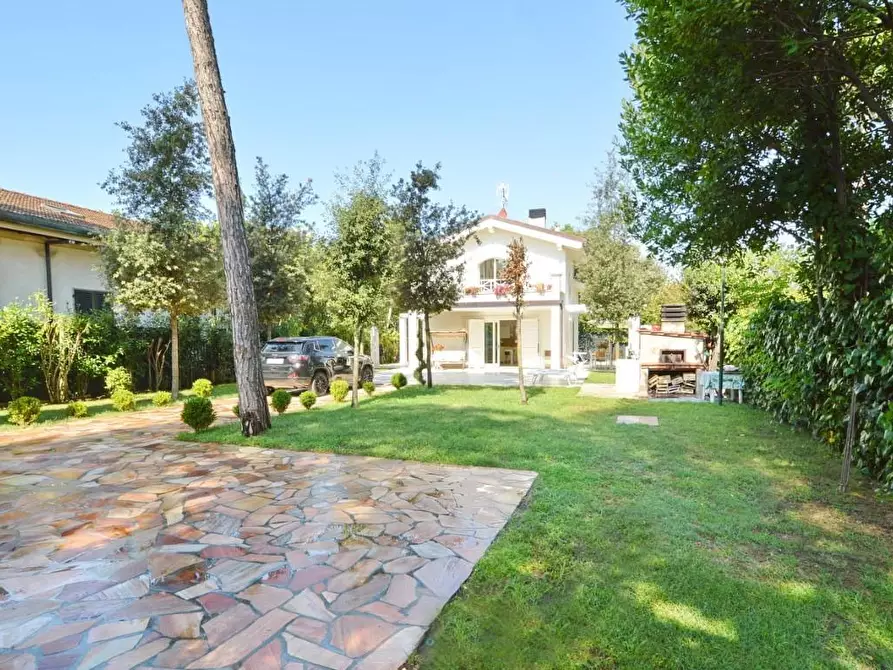 Immagine 3 di Villa in vendita  a Forte Dei Marmi