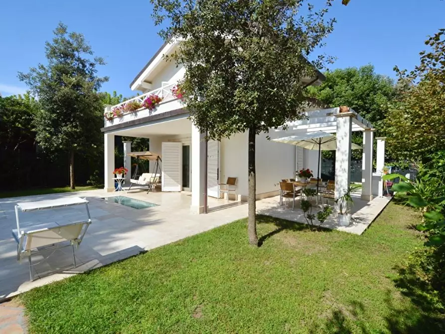 Immagine 11 di Villa in vendita  a Forte Dei Marmi