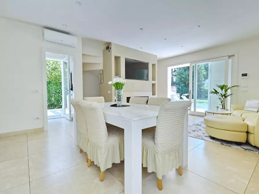 Immagine 17 di Villa in vendita  a Forte Dei Marmi