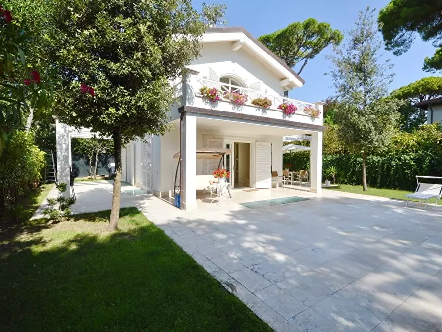 Immagine 5 di Villa in vendita  a Forte Dei Marmi