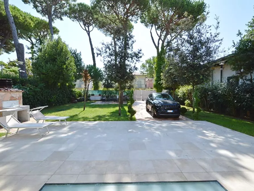 Immagine 12 di Villa in vendita  a Forte Dei Marmi