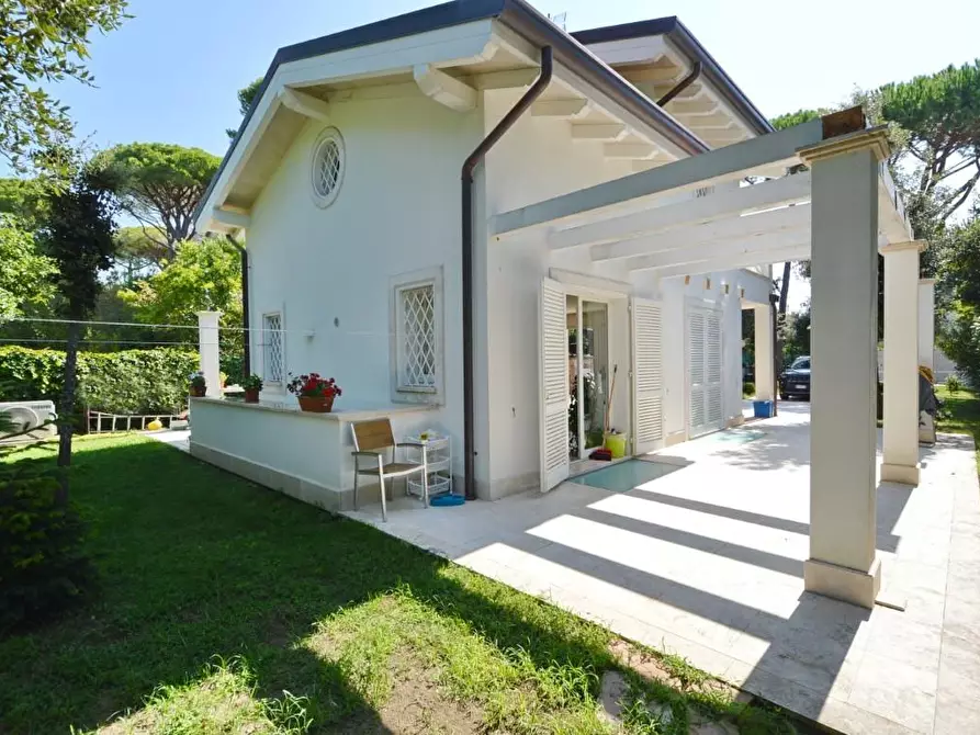 Immagine 15 di Villa in vendita  a Forte Dei Marmi