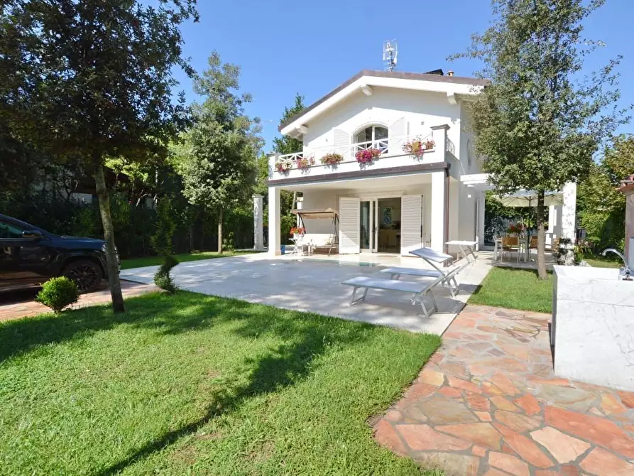 Immagine 8 di Villa in vendita  a Forte Dei Marmi