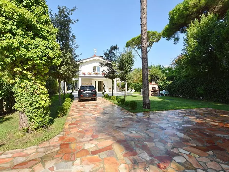 Immagine 2 di Villa in vendita  a Forte Dei Marmi