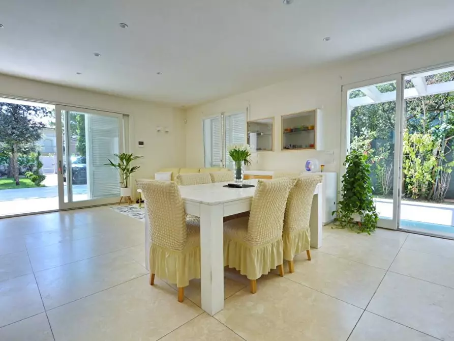 Immagine 18 di Villa in vendita  a Forte Dei Marmi