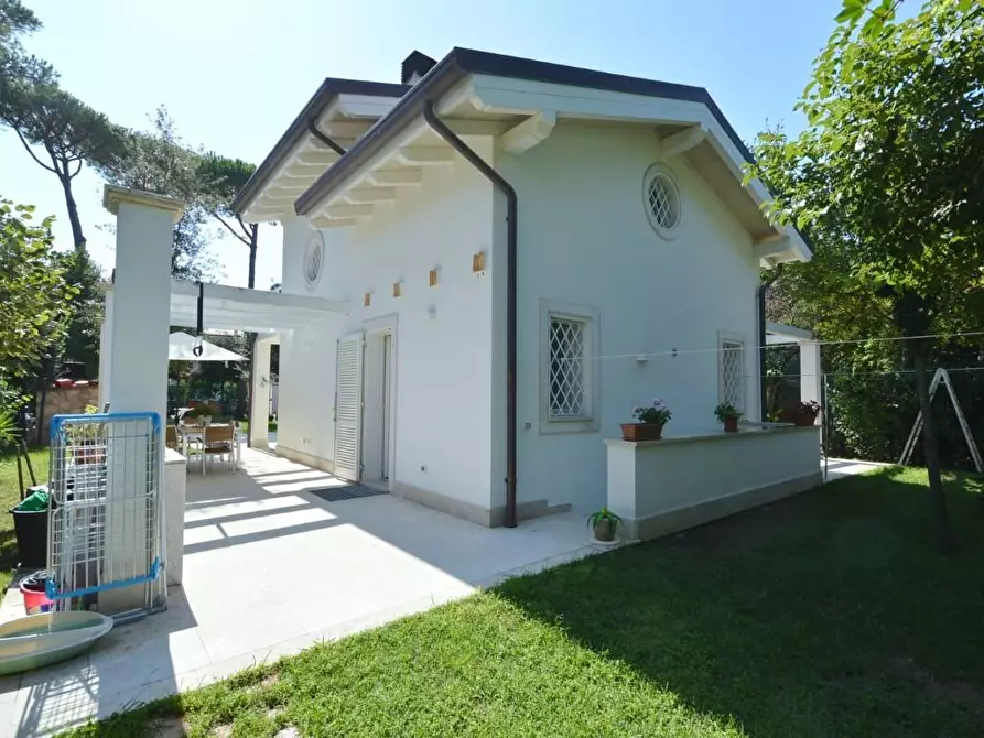 Immagine 14 di Villa in vendita  a Forte Dei Marmi