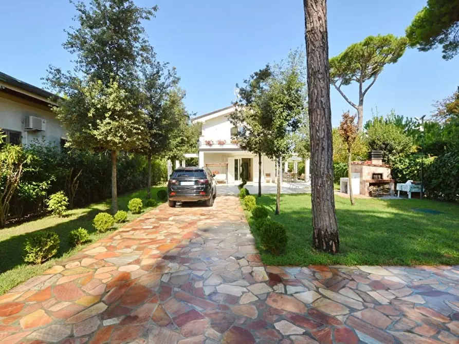 Immagine 1 di Villa in vendita  a Forte Dei Marmi