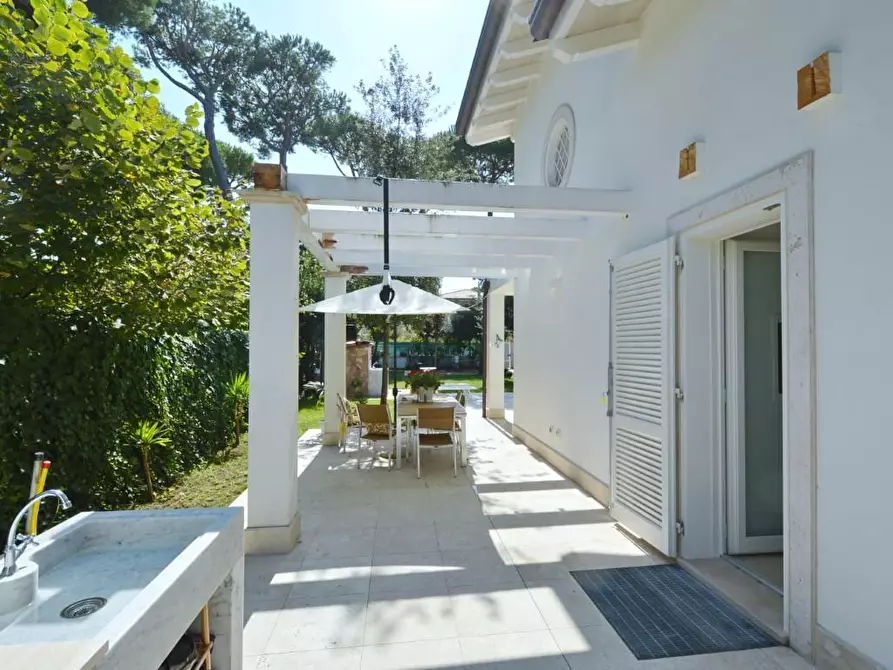 Immagine 13 di Villa in vendita  a Forte Dei Marmi