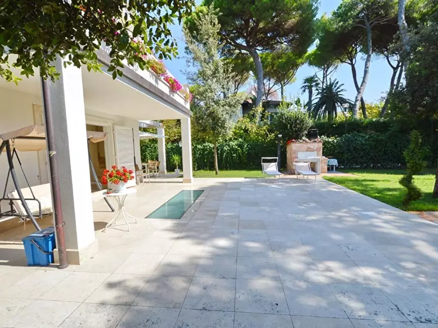 Immagine 9 di Villa in vendita  a Forte Dei Marmi