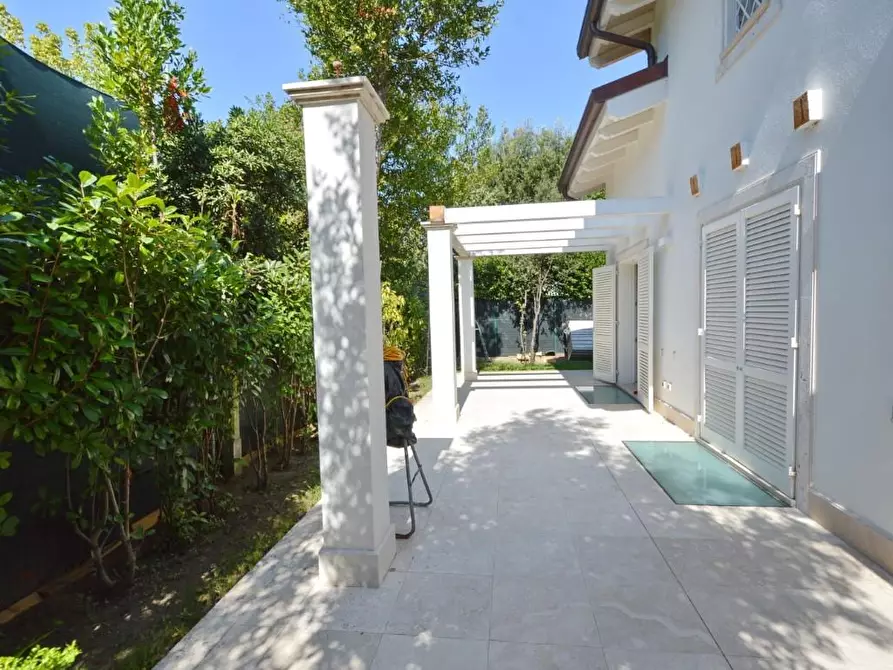 Immagine 10 di Villa in vendita  a Forte Dei Marmi