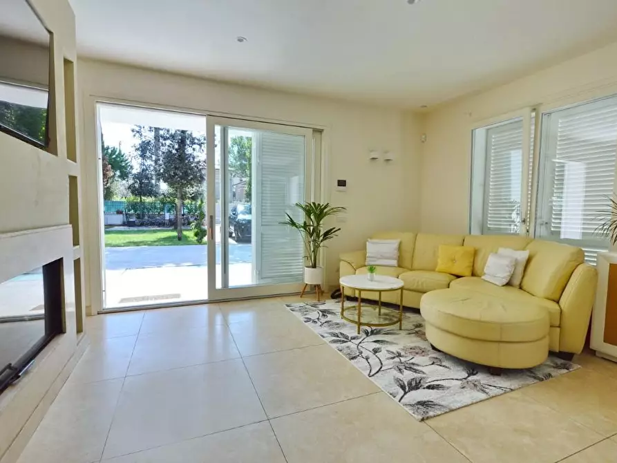 Immagine 19 di Villa in vendita  a Forte Dei Marmi