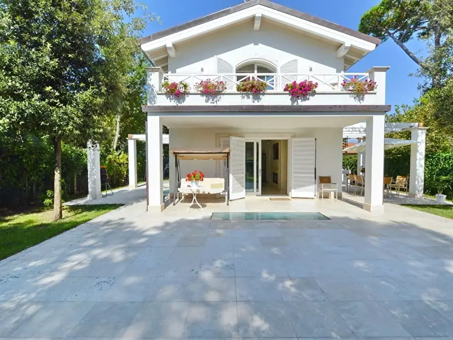 Immagine 7 di Villa in vendita  a Forte Dei Marmi