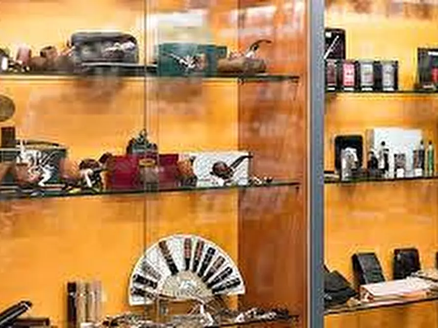 Immagine 19 di Attività commerciale in vendita  a Livorno