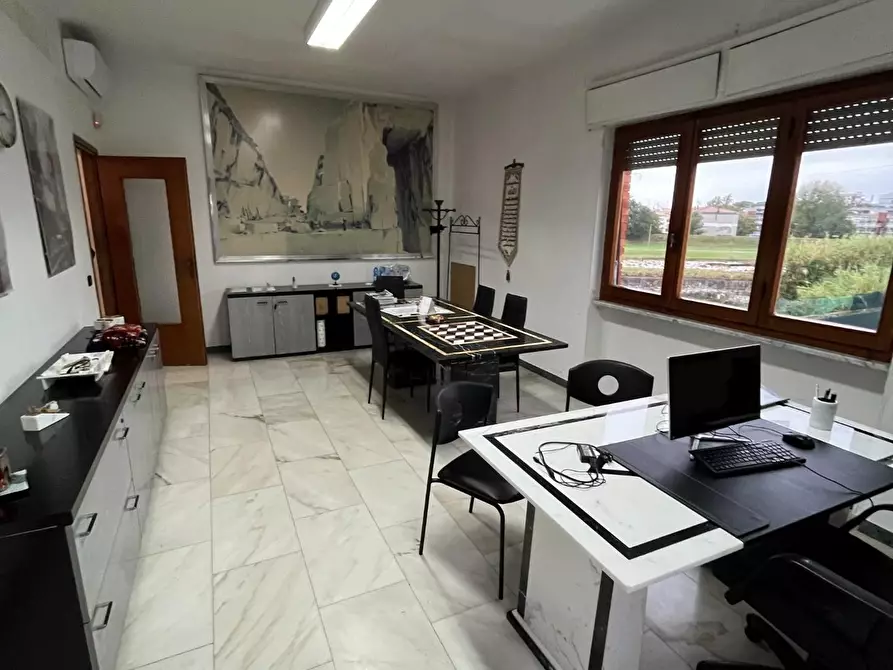 Immagine 10 di Attività artigianale in vendita  a Massa