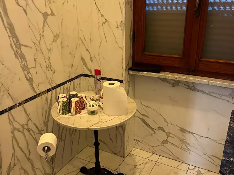 Immagine 19 di Attività artigianale in vendita  a Massa