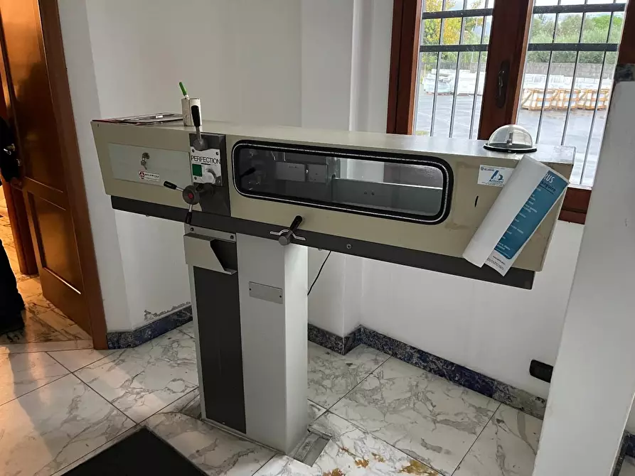 Immagine 9 di Attività artigianale in vendita  a Massa