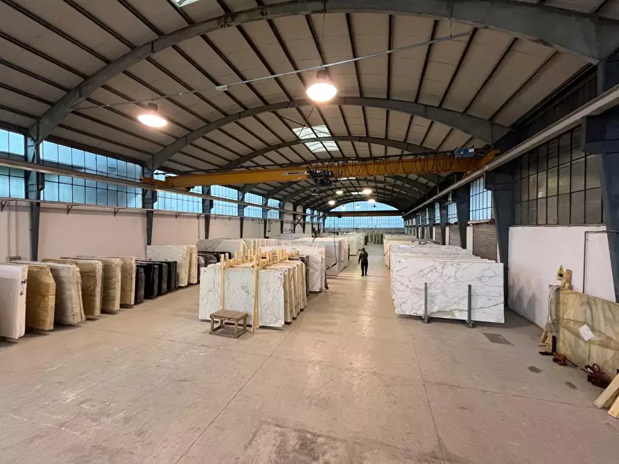 Immagine 2 di Attività artigianale in vendita  a Massa