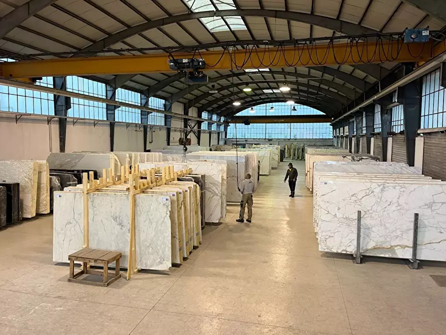 Immagine 3 di Attività artigianale in vendita  a Massa