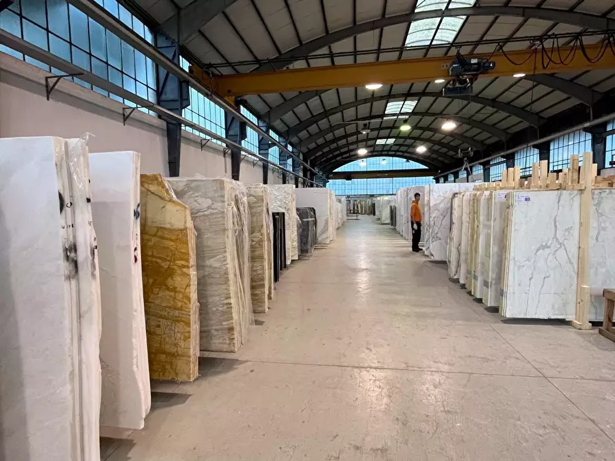 Immagine 4 di Attività artigianale in vendita  a Massa