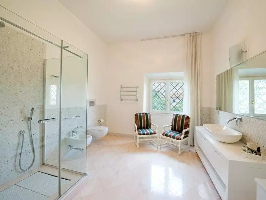 Immagine 21 di Villa in vendita  a Signa