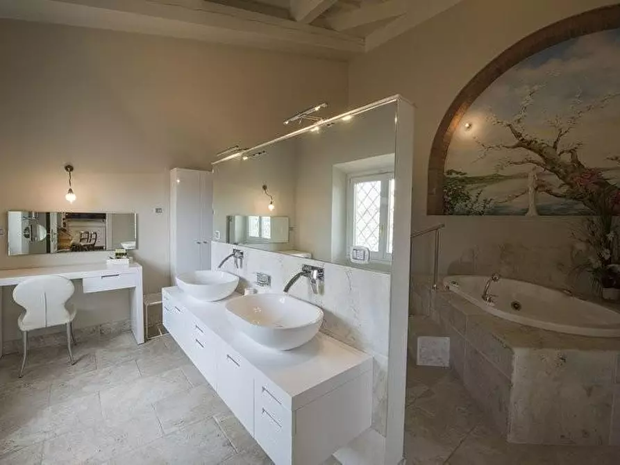 Immagine 27 di Villa in vendita  a Signa