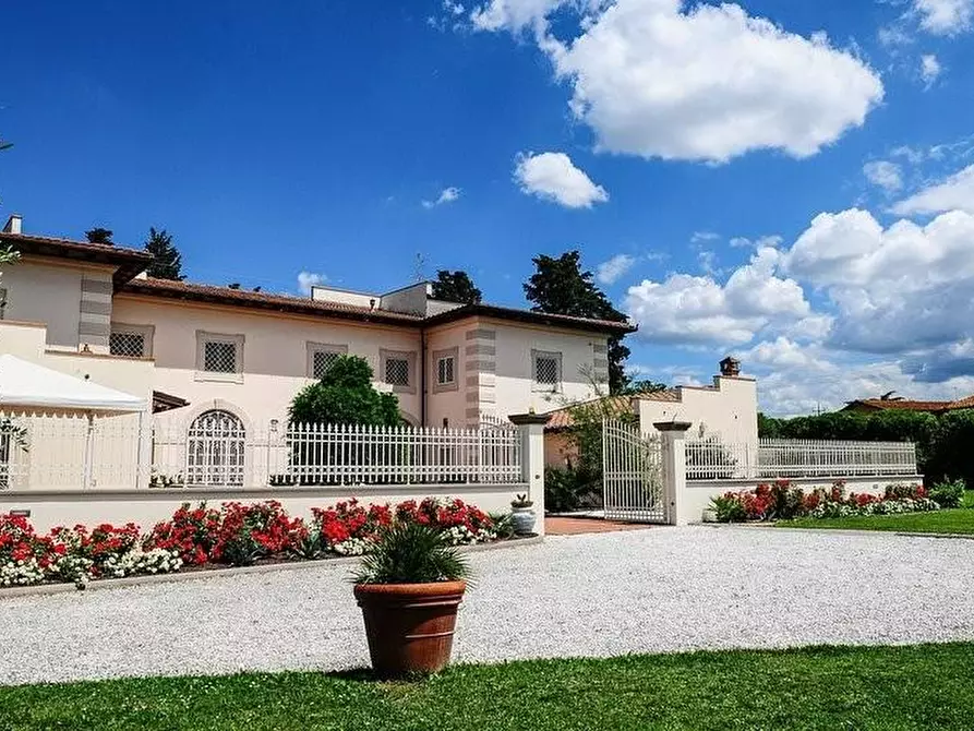Immagine 2 di Villa in vendita  a Signa