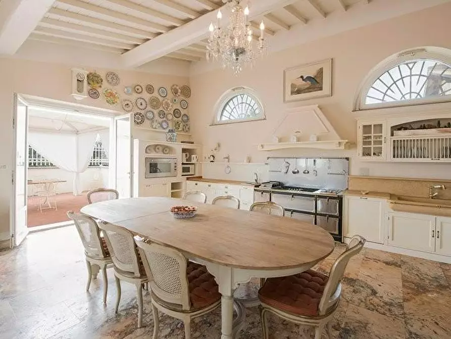 Immagine 14 di Villa in vendita  a Signa