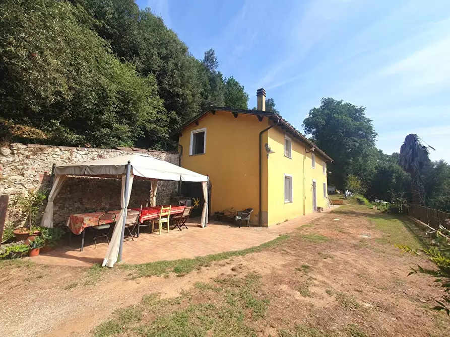 Immagine 1 di Rustico / casale in vendita  a Lucca