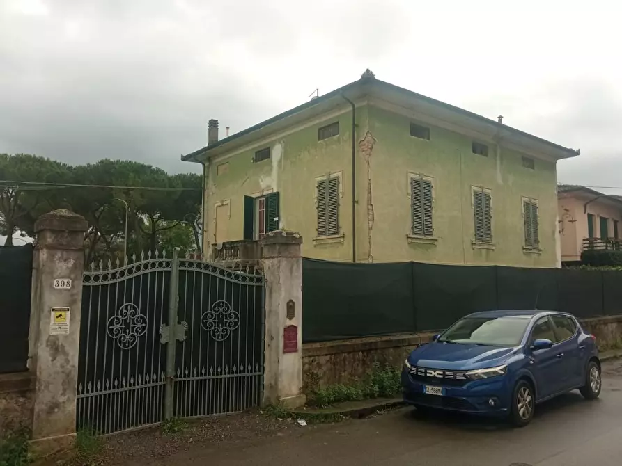 Immagine 1 di Villa in vendita  a Lucca