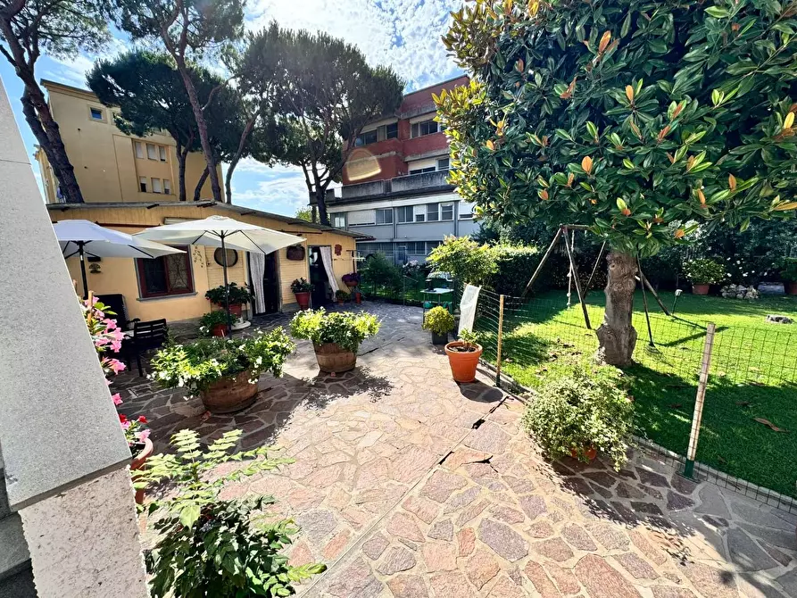Immagine 17 di Casa indipendente in vendita  a Pietrasanta