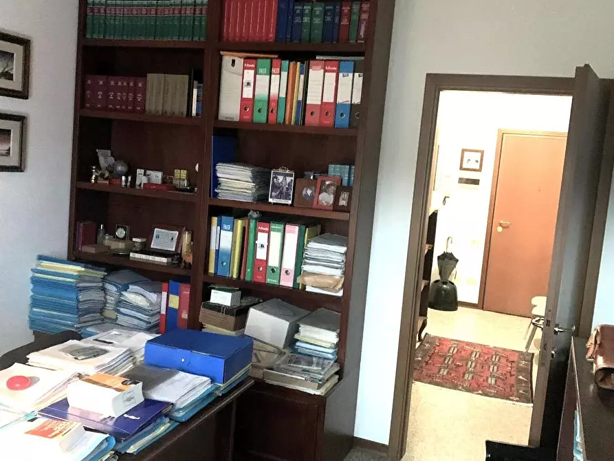 Immagine 16 di Ufficio in vendita  a Massa