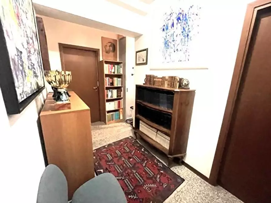 Immagine 10 di Ufficio in vendita  a Massa