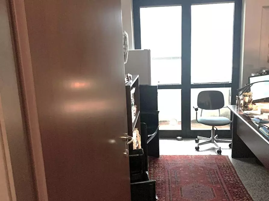 Immagine 15 di Ufficio in vendita  a Massa