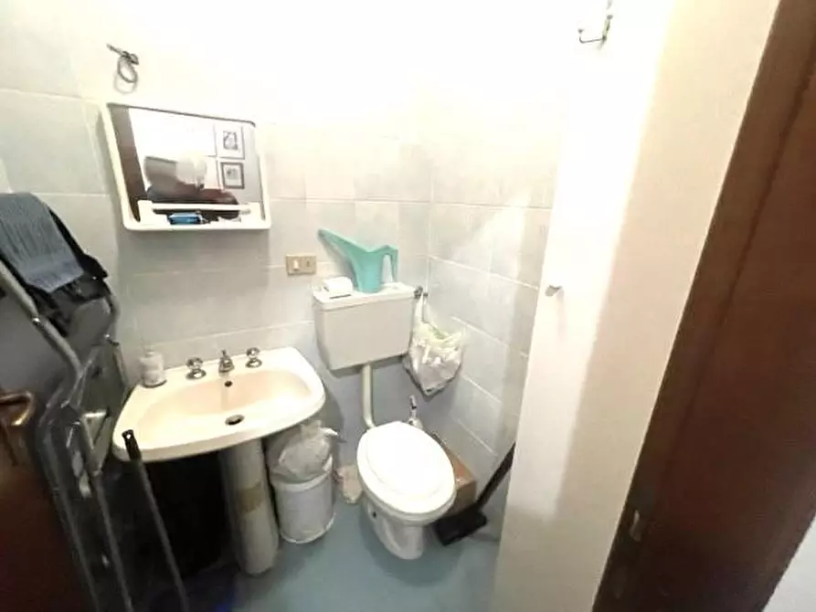 Immagine 12 di Ufficio in vendita  a Massa