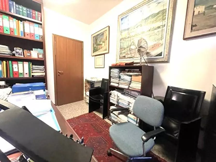 Immagine 5 di Ufficio in vendita  a Massa