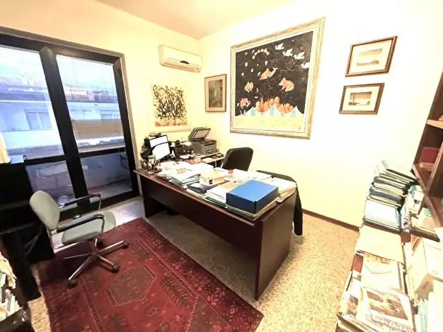 Immagine 2 di Ufficio in vendita  a Massa