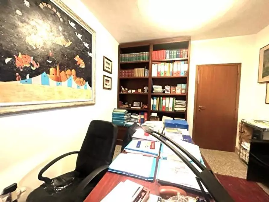 Immagine 4 di Ufficio in vendita  a Massa