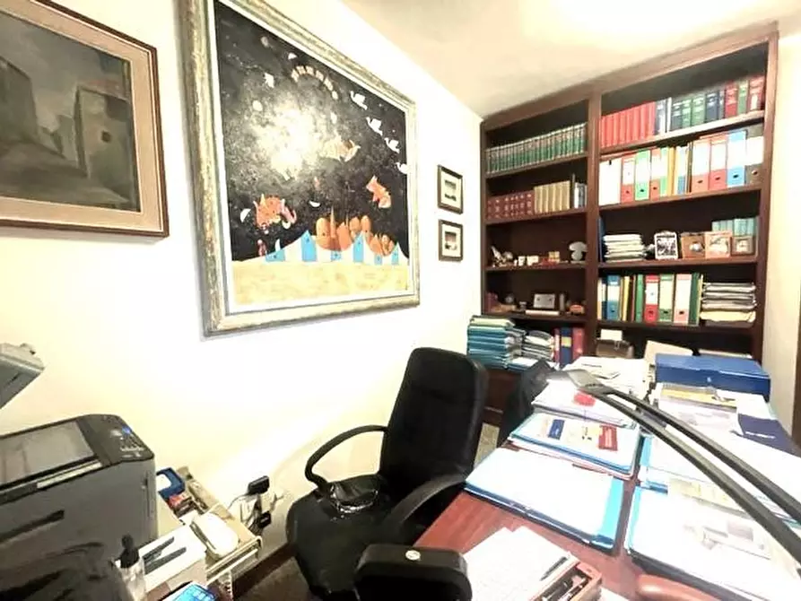 Immagine 3 di Ufficio in vendita  a Massa