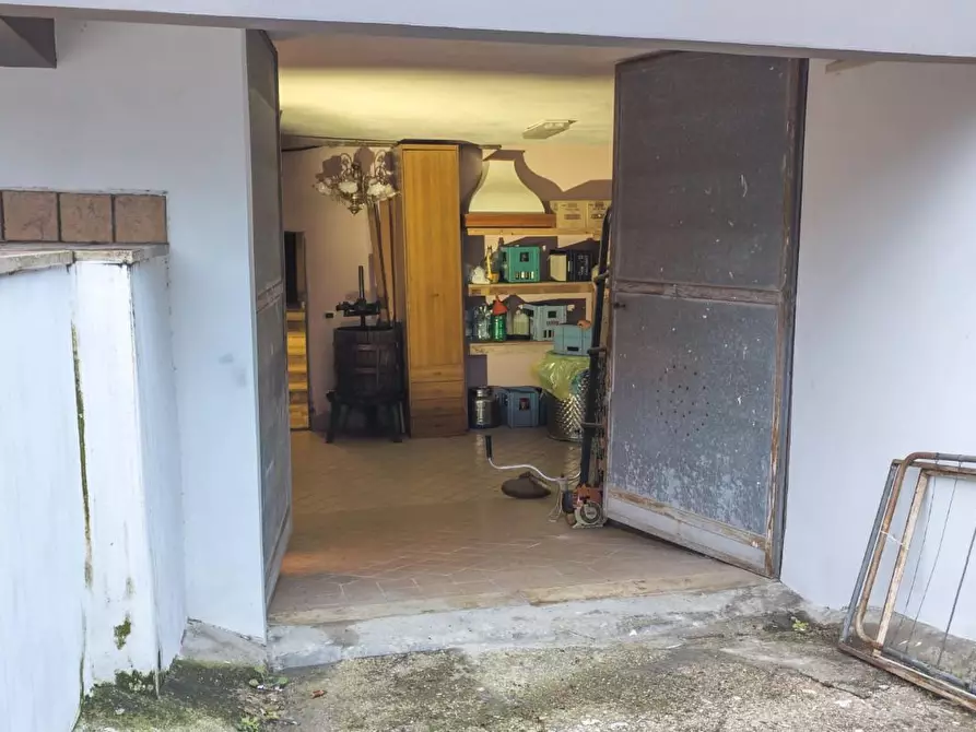 Immagine 1 di Garage in vendita  a Latina