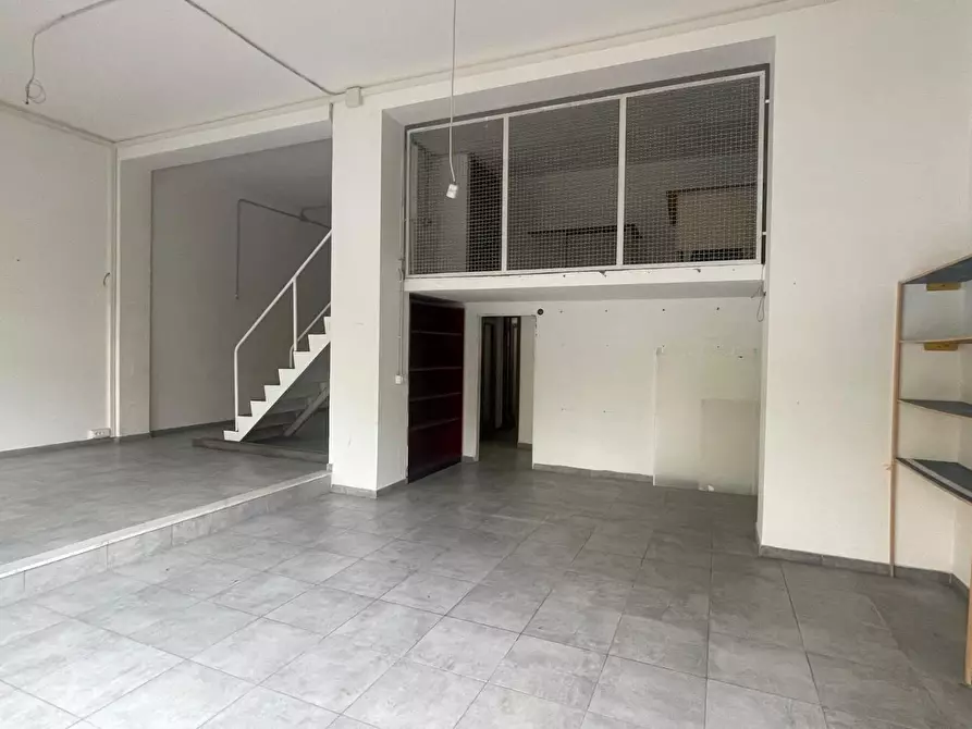 Immagine 2 di Capannone industriale in vendita  a Massa