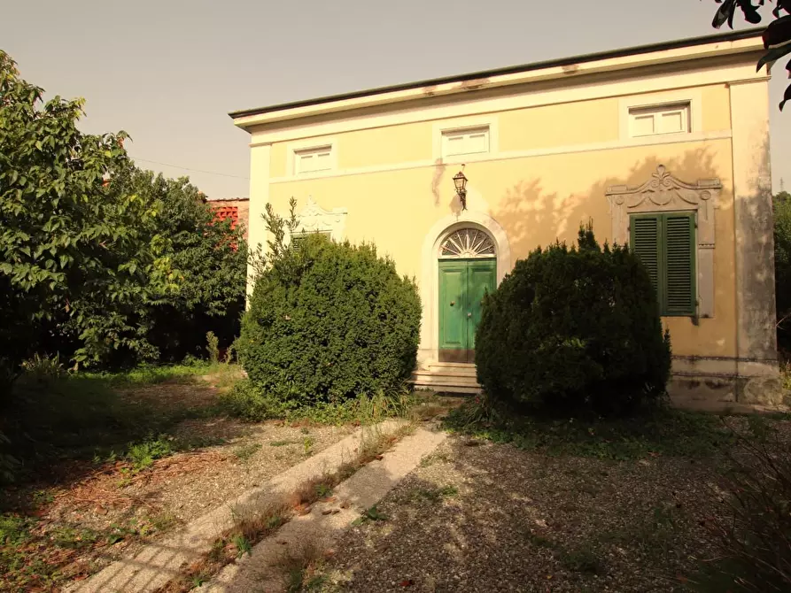 Immagine 1 di Villa in vendita  a Lucca