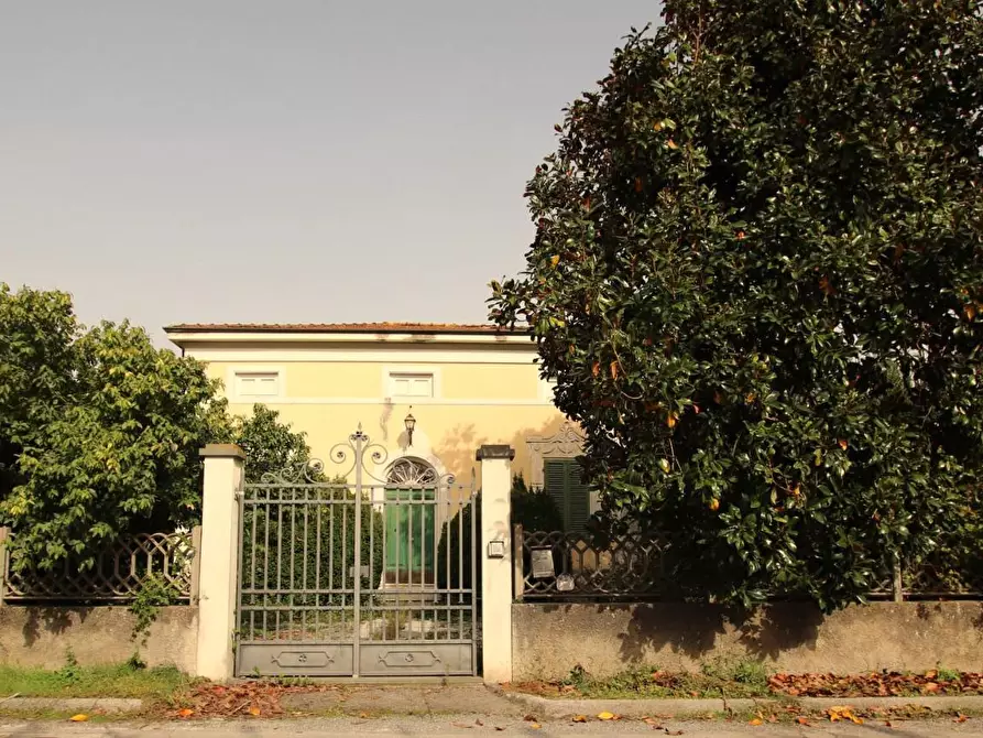 Immagine 21 di Villa in vendita  a Lucca