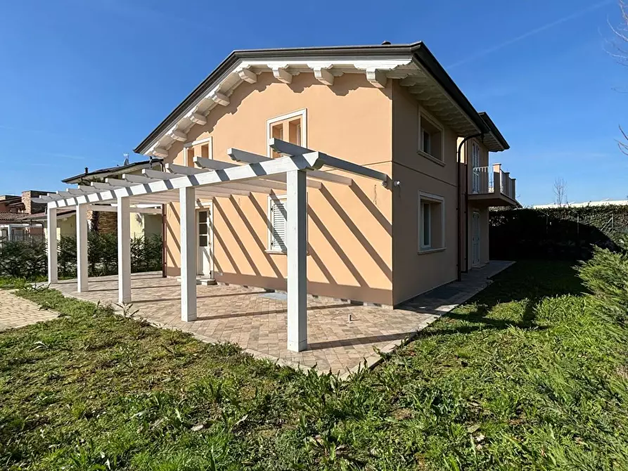 Immagine 1 di Villa in vendita  a Pietrasanta