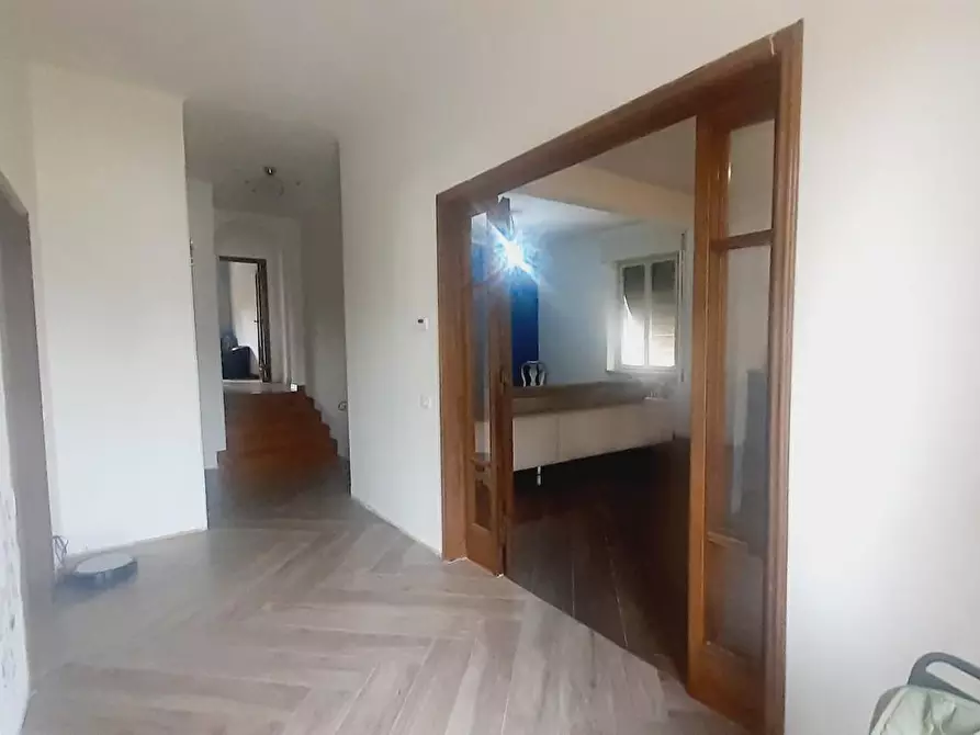 Immagine 4 di Appartamento in vendita  a Lucca