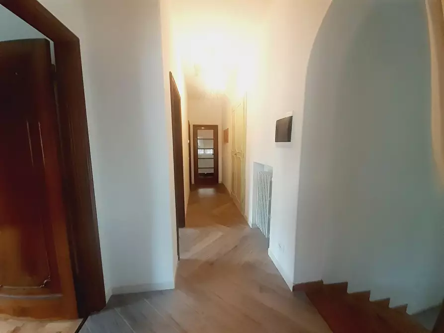Immagine 11 di Appartamento in vendita  a Lucca